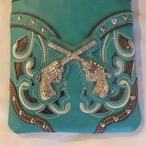 ‘The chic revolver bag’ hard to find in Teal🦋